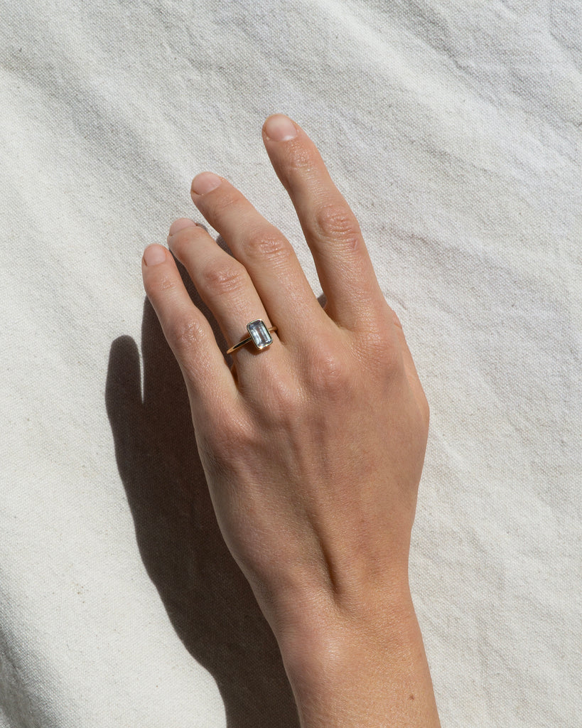 14K Grey Blue Sapphire Floating Ring